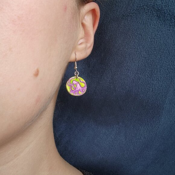 Octopus hand-painted  on green mini silver circle earrings ✦ cute & dainty ✦ - Picture 3 of 9